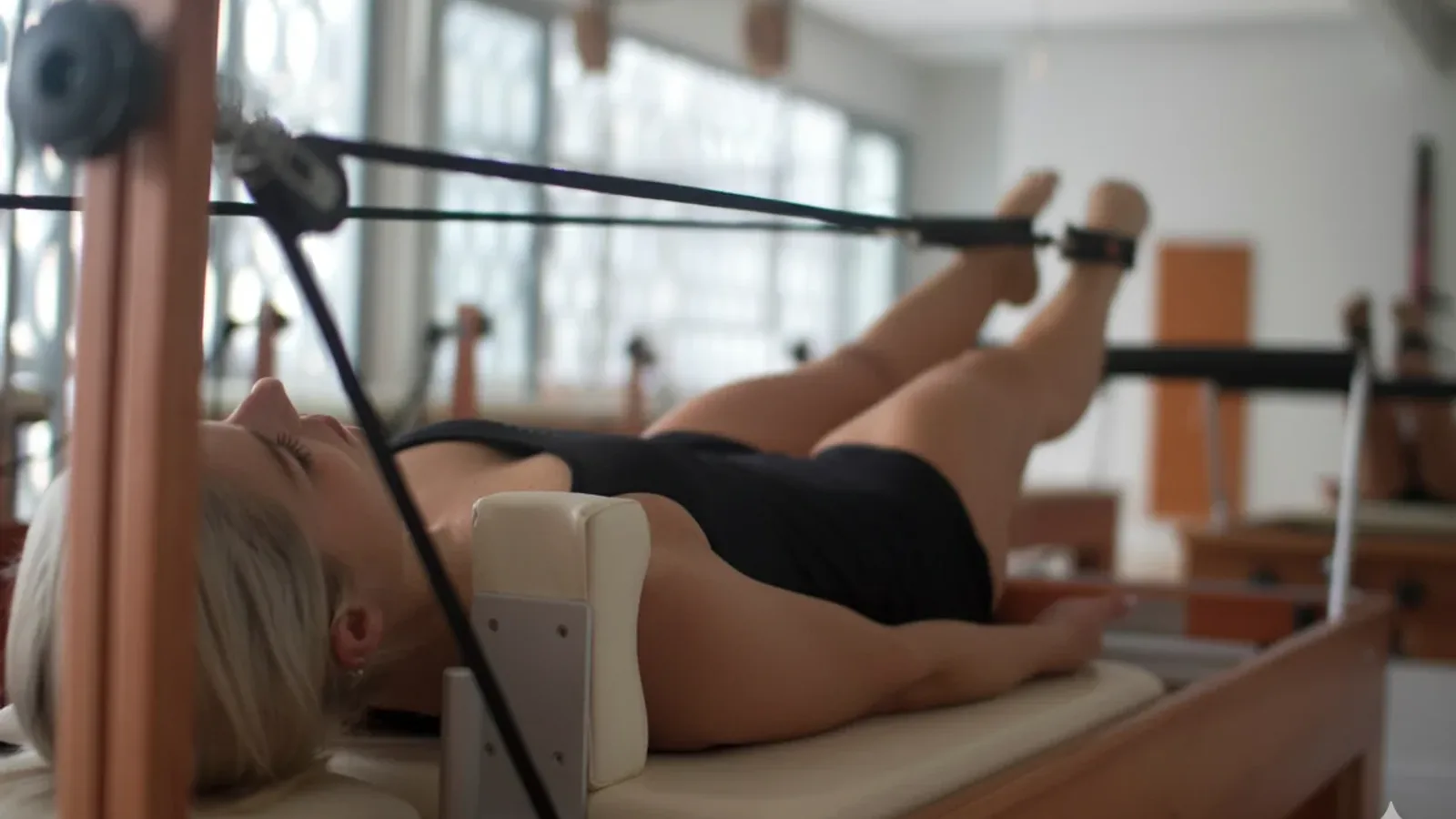 Imagem editorial sobre pilates serve para dor nas costas — Clínica Laura Proença, Alto de Pinheiros