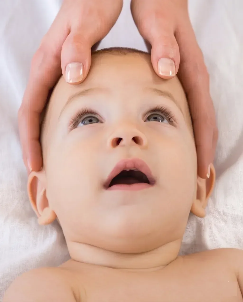 Dra. Laura Proença conduzindo avaliação osteopática delicada